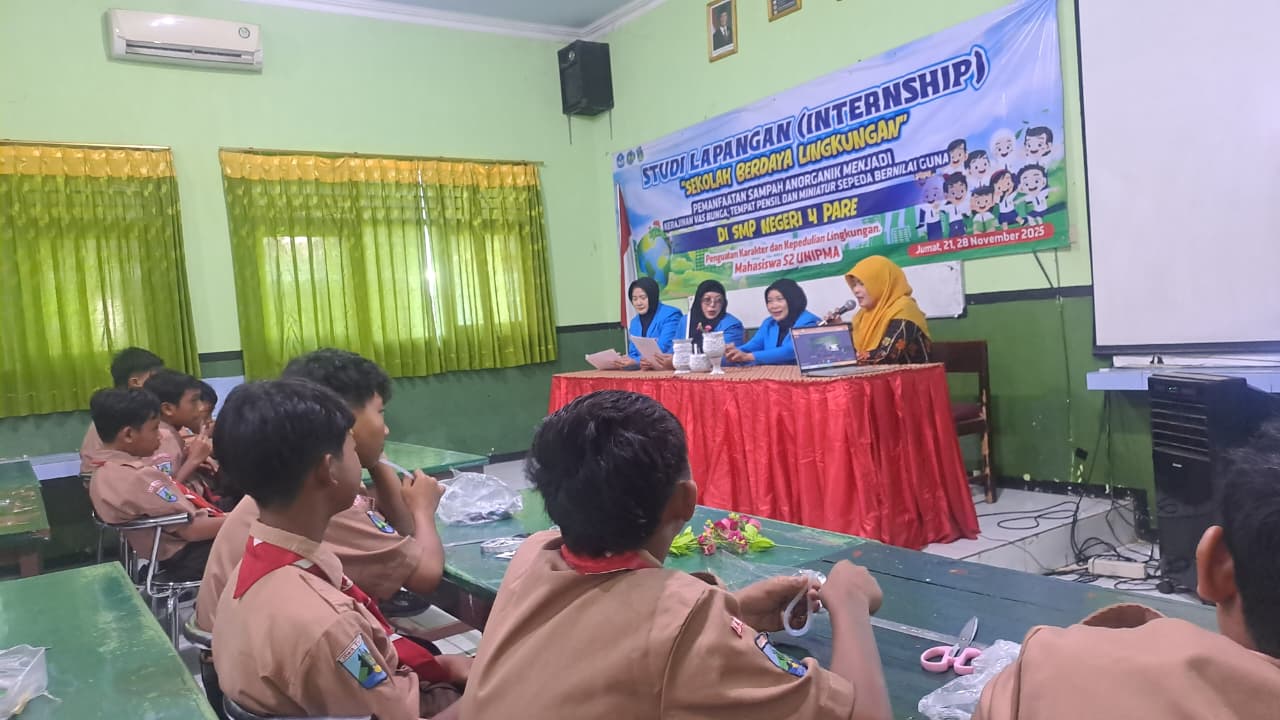Mahasiswa Magister Pendidikan IPS Universitas PGRI Madiun memberikan edukasi lingkungan kepada siswa SMPN 4 Pare sebelum sesi praktik dimulai.