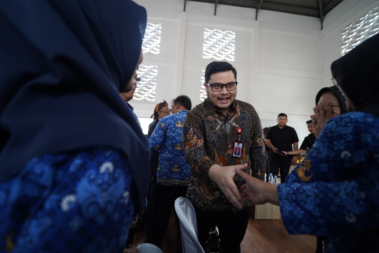 MAKIN PROFESIONAL: Bupati Kediri Hanindhito Himawan Pramana menyapa ratusan guru yang mengikuti sosialisasi profiling di SMPN 3 Grogol (01/12).