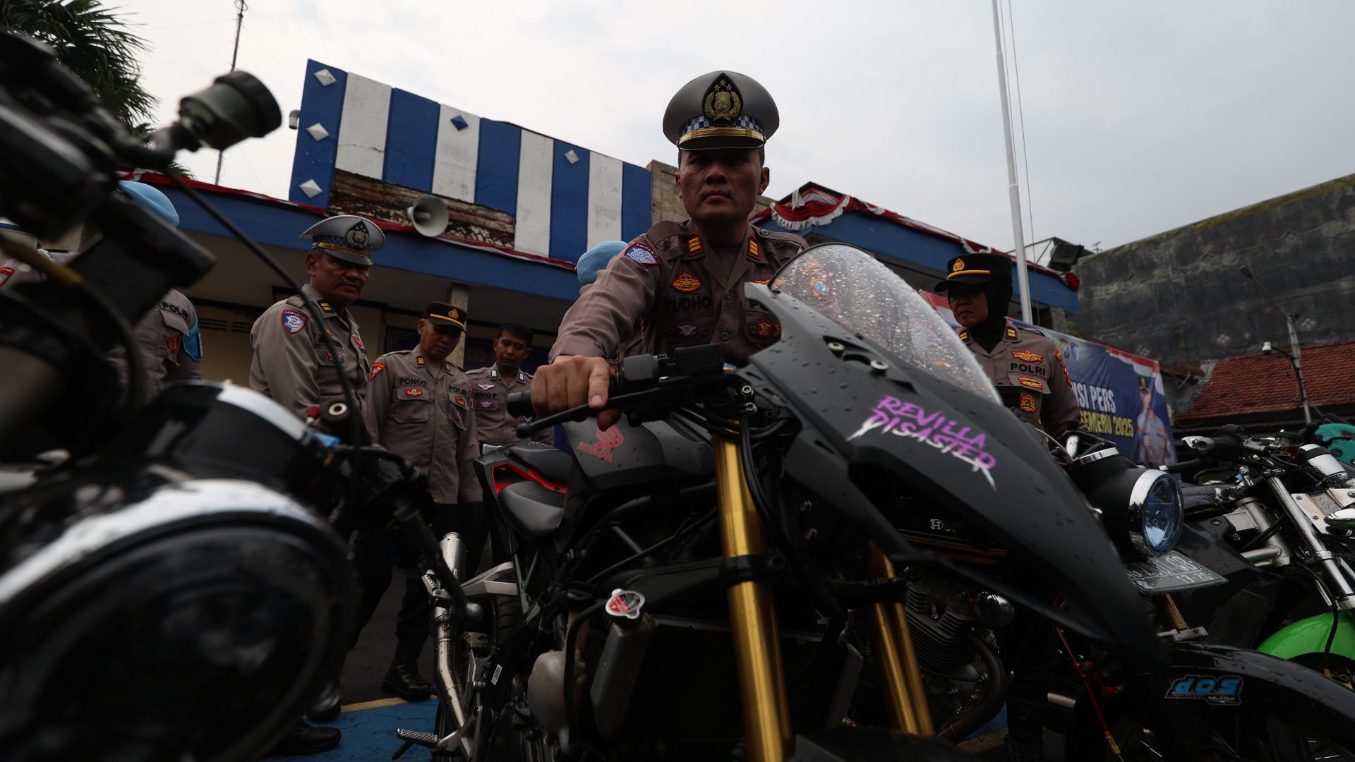 TANCAP GAS: Kasatlantas Polres Kediri Kota AKP Tutud Yudho Prastyawan menunjukkan sepeda motor yang melakukan pelanggaran.
