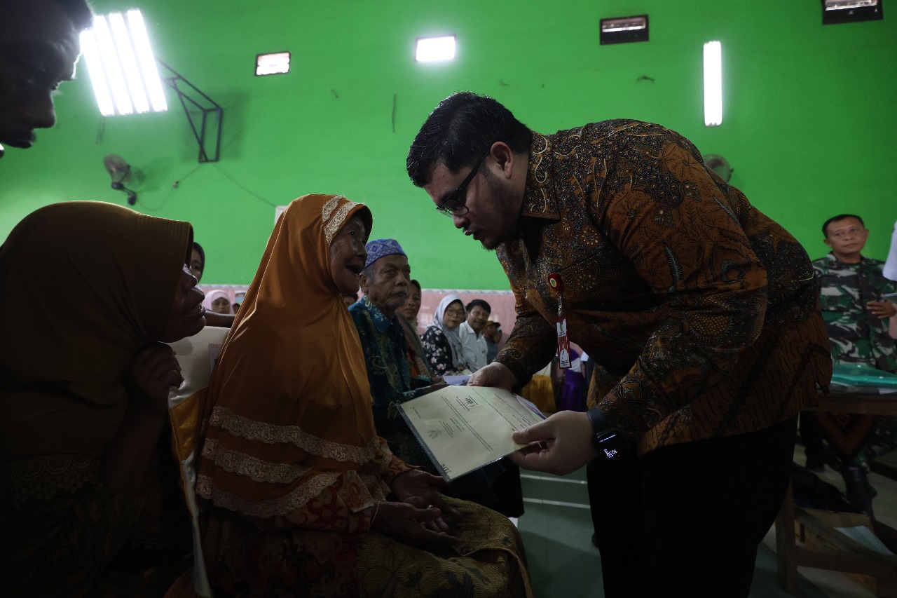 Bupati Kediri Hanindhito Himawan Pramana menyerahkan sertifikat tanah kepada lansia di Desa Tiron, Banyakan. Dia berpesan agar sertifikat dijaga dan tidak digadaikan kepada rentenir.