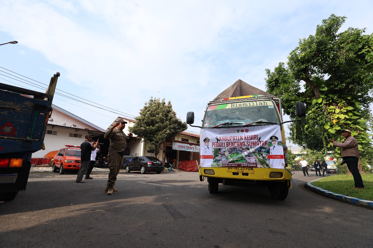 Pemkab Kediri memberangkatkan enam truk logistik untuk korban bencana banjir dan tanah longsor di Sumatera ke BPBD Provinsi Jatim kemarin (3/12).