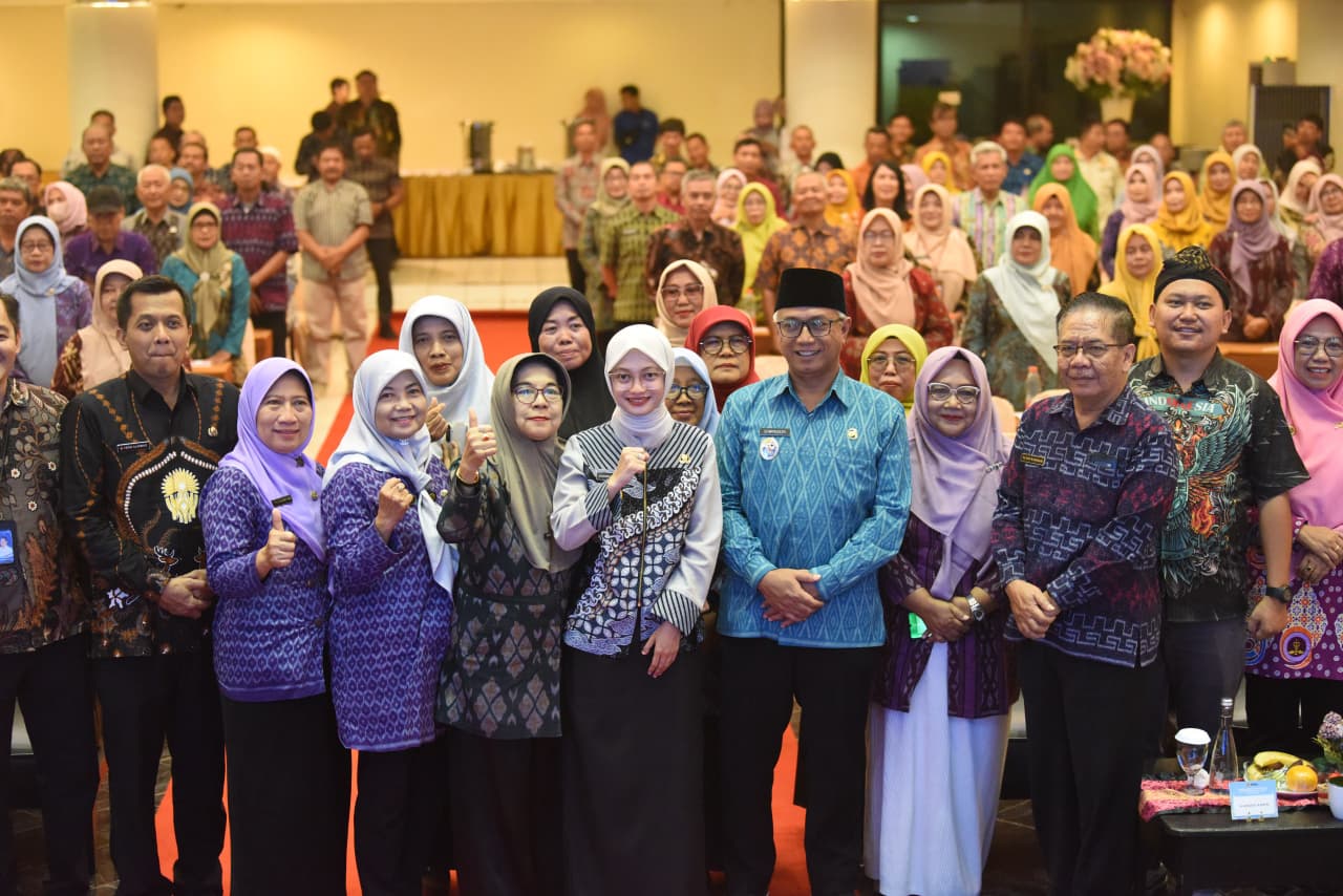BAHAGIA DI MASA PENSIUN: Wali Kota Kediri Vinanda Prameswati (5 dari kiri) , Wawali Qowimuddin (6 dari kiri), Pj Sekda M. Ferry Djatmiko (kiri), dan Kepala BKPSDM Tanto Wijohari (2 dari kanan) dalam p