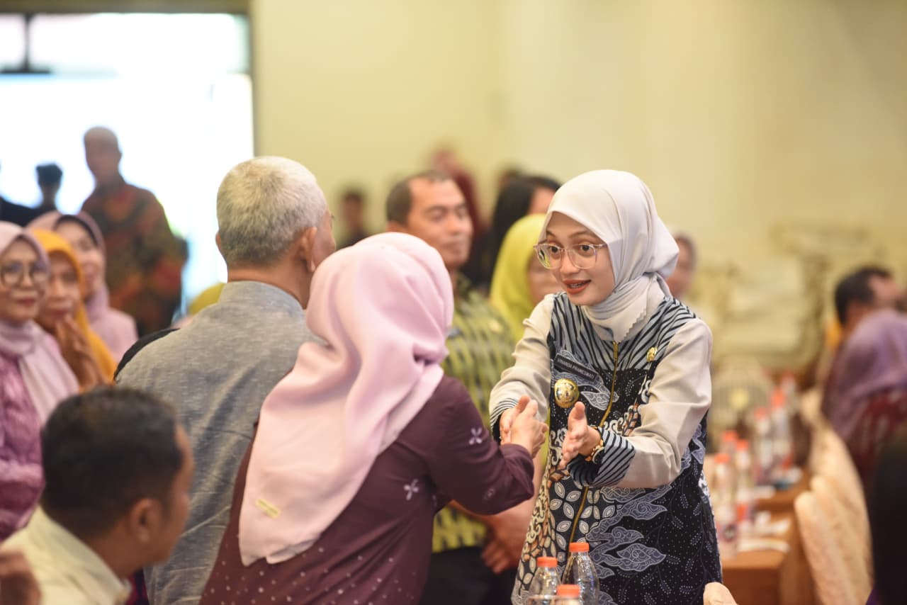 BERI MOTIVASI: Wali Kota Kediri Vinanda Prameswati menyapa para pegawai yang akan mulai purnatugas 2026 nanti.