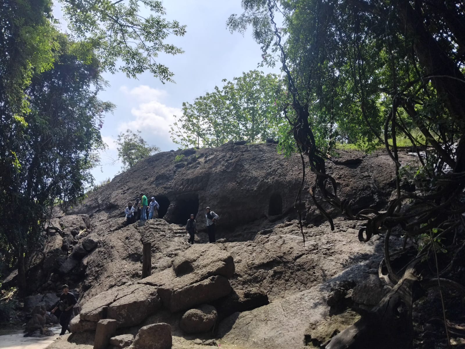 BERSOLEK: Gua Selomangleng saat dikunjungi wisatawan.