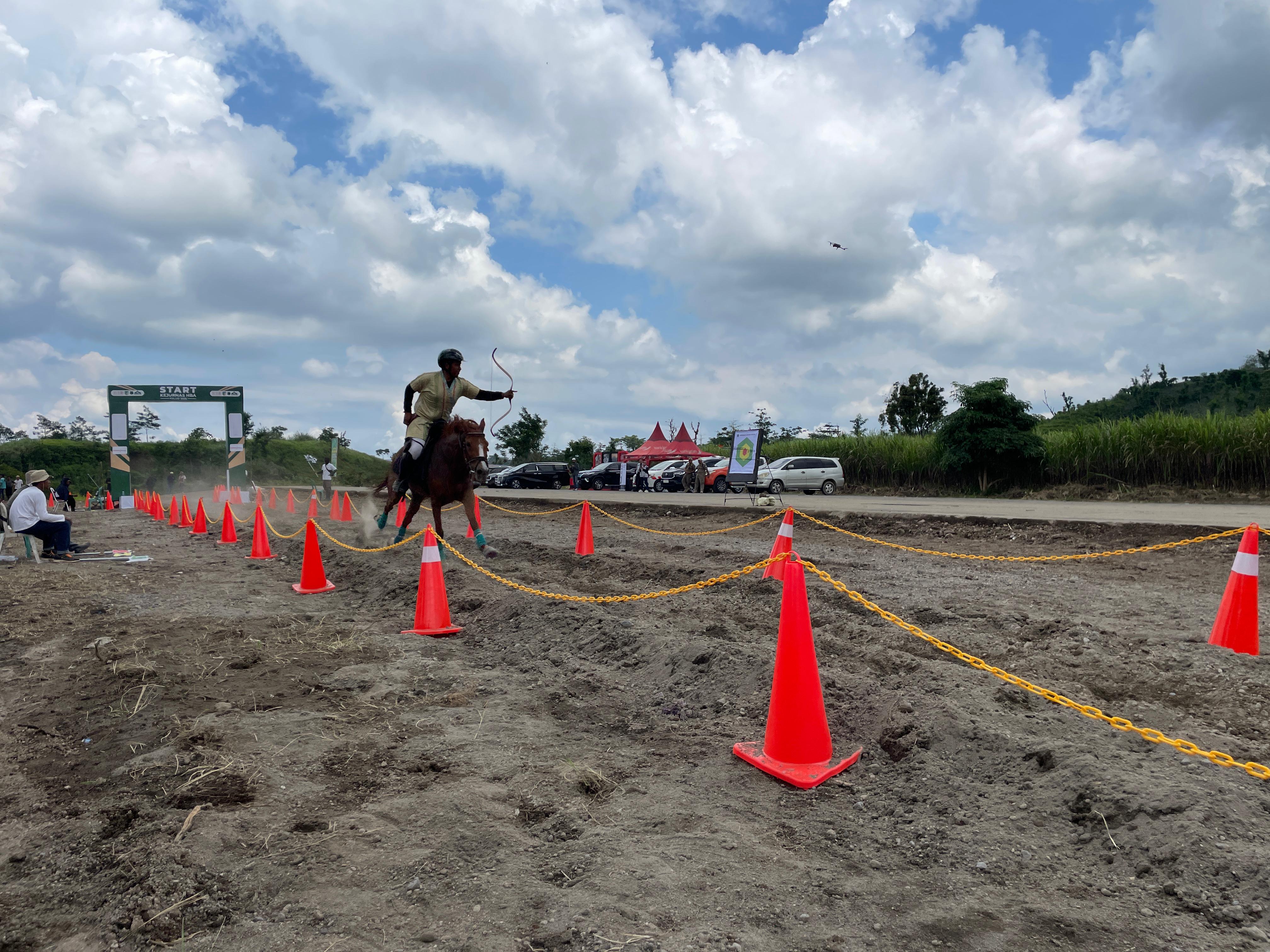 TEGANG: Seorang peserta menunjukkan skill bermain pacuan kuda.