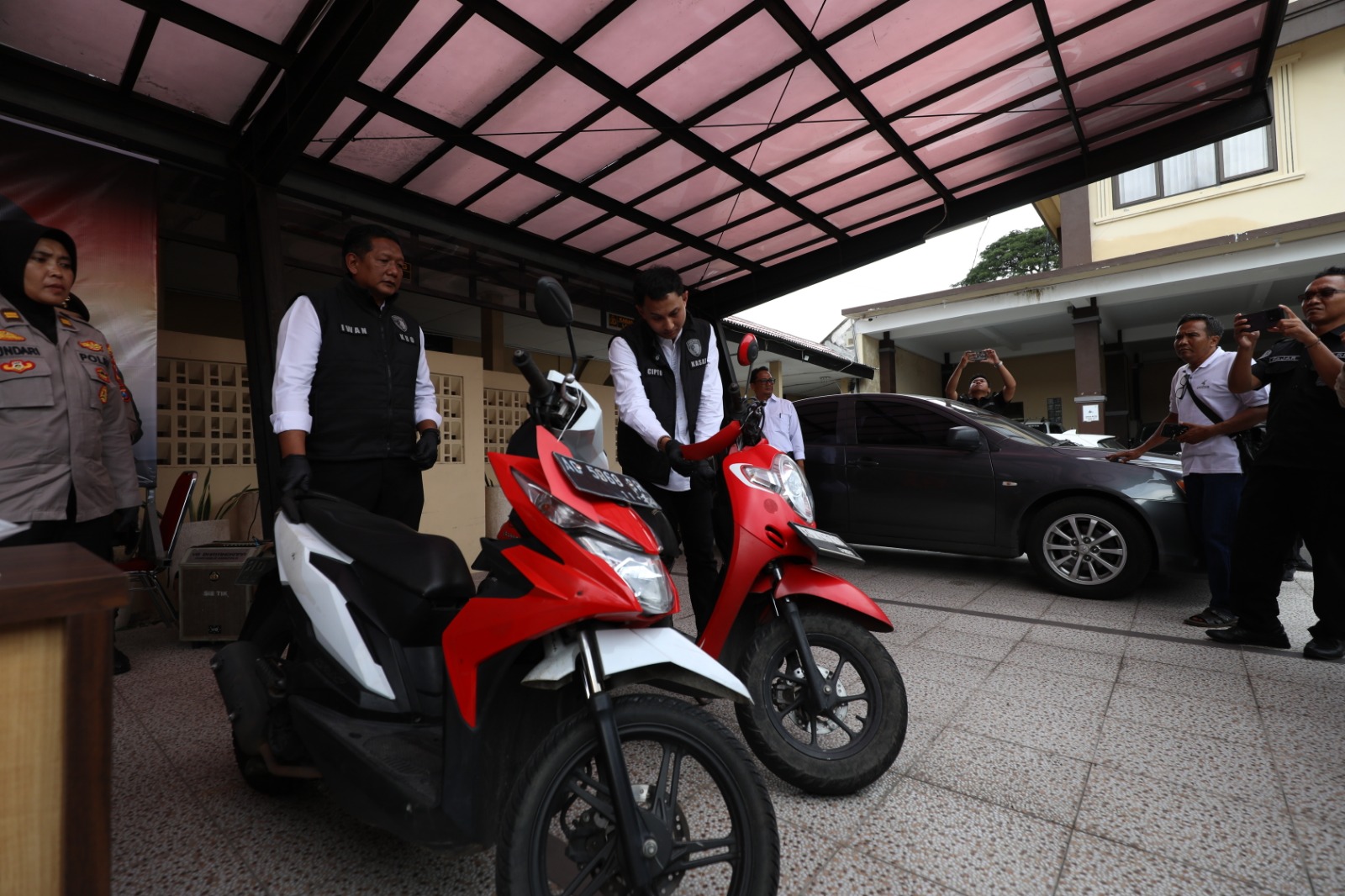 FOKUS: Kasatreskrim Polres Kediri Kota AKP Cipto Dwi Leksana memeriksa barang bukti.
