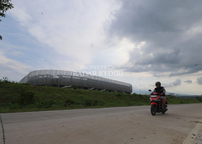 Warga melintas di jalan depan Stadion Gelora Daha Jayati.