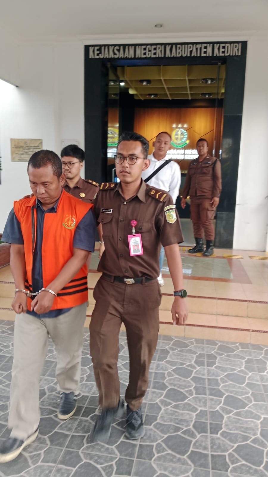 MASUK BUI: seorang kades di Kediri mengenakan rompi oranye dari kejaksaan.