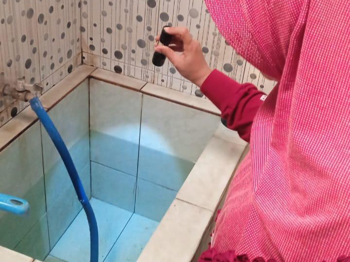 Tim jumantik mengecek kondisi bak mandi warga (Diana Yunita Sari)