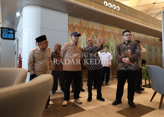 FASILITAS LENGKAP: Direktur PT SDHi Maksin Arisandi membeberkan fasilitas Bandara Dhoho di depan Menteri Haji dan Umrah Mochamad Irfan Yusuf (bertopi) dan Bupati Kediri Handindhito Himawan Pramana