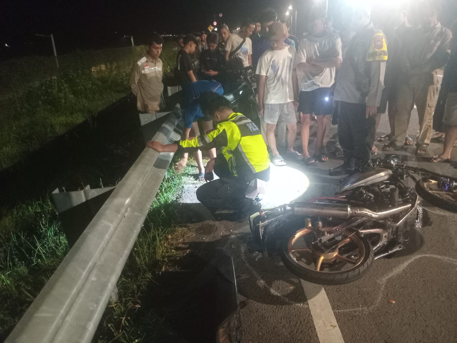 Polisi sedang melakukan olah tempat kejadian perkara (TKP) di Desa Grogol, Kecamatan Grogol, Kabupaten Kediri.