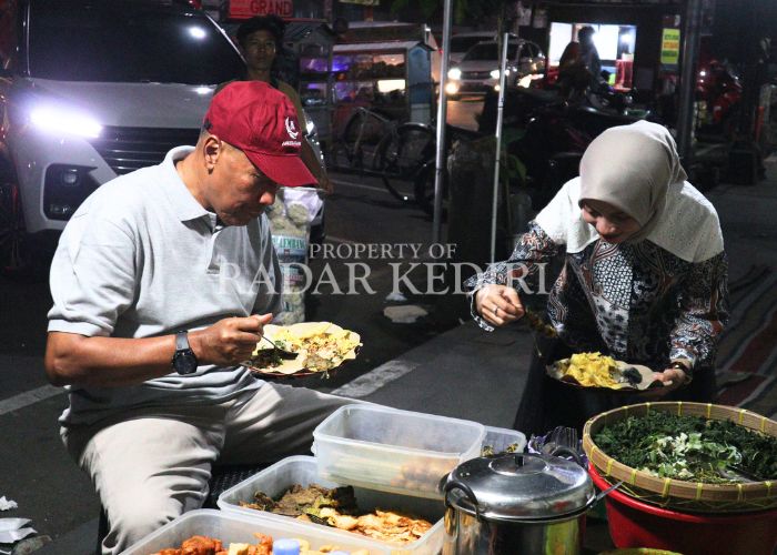 GAYENG: Wamen Ristek Dikti Prof Fauzan bersama Wali Kota Kediri Vinanda Prameswati menikmati nasi pecel tumpang di Jalan Dhoho Kediri.