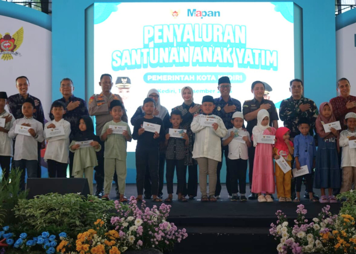RINGANKAN BEBAN: Wali Kota Kediri Vinanda Prameswati (tengah) bersama Wawali Qowimuddin (4 dari kanan), Kepala Dinas Sosial Imam Muttakin (kiri), Ketua DPRD Firdaus (4 dari kiri) usai menyerahkan sant