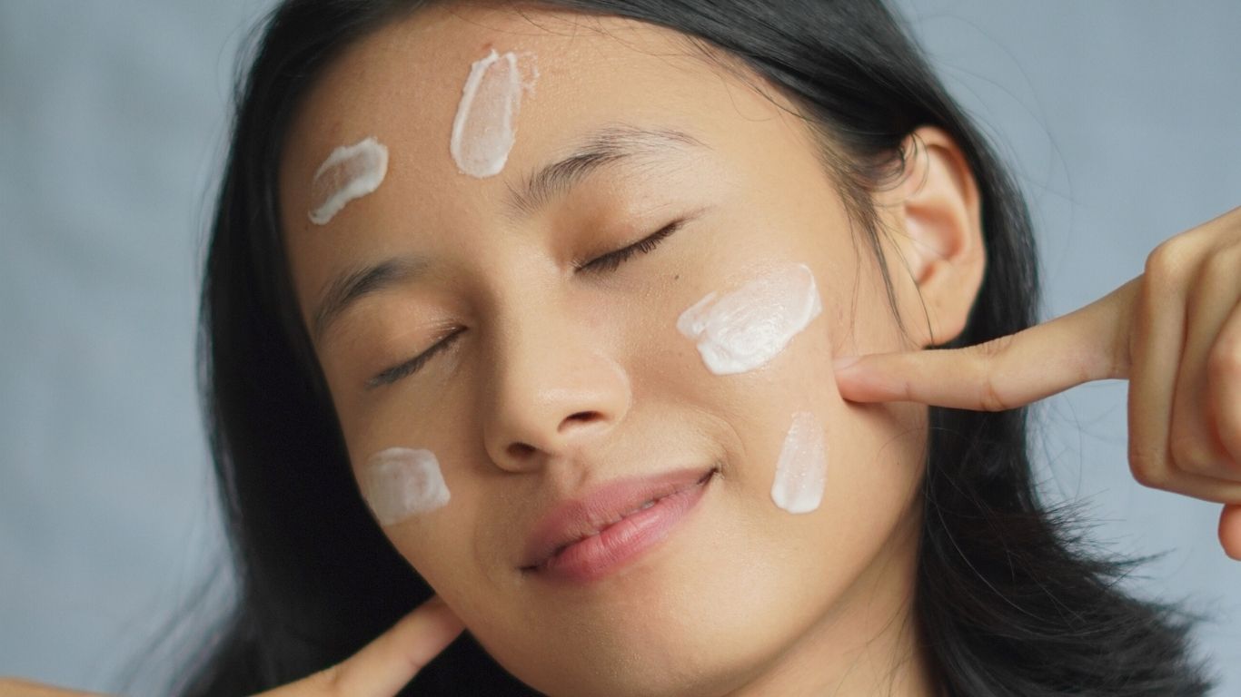 CEGAH RADIASI: Penggunaan sunscreen di dalam ruangan.