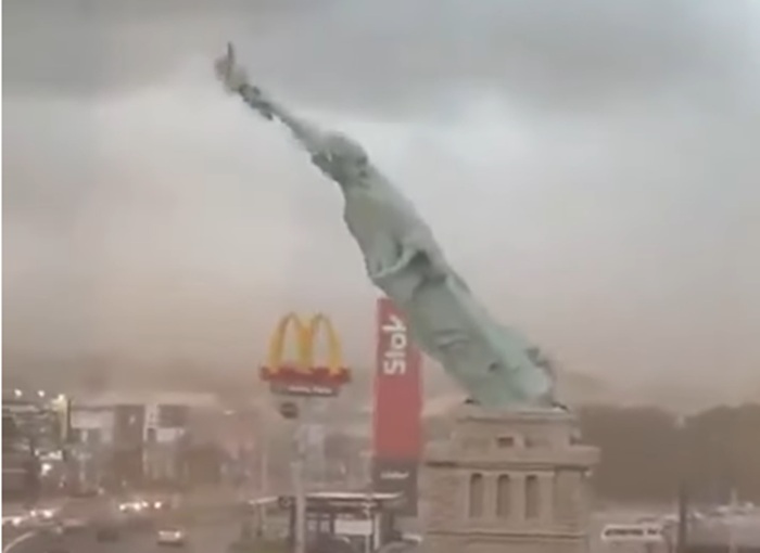 Saat Patung Liberty di Brazil roboh diterjang badai