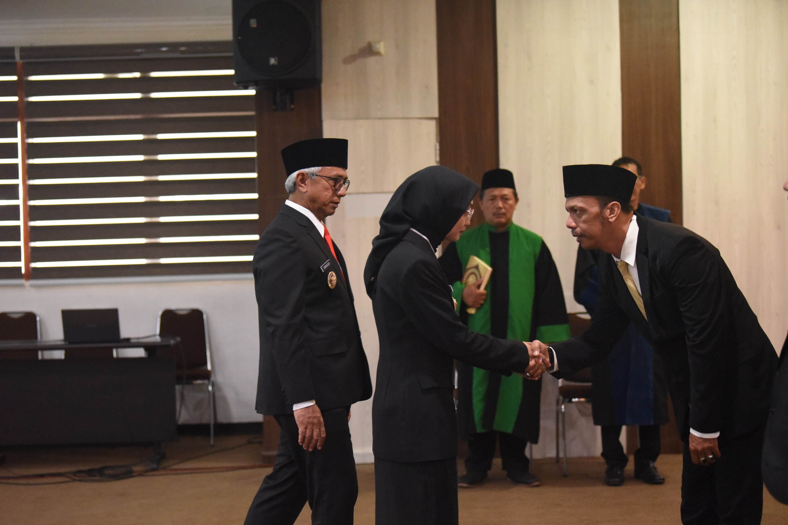 TUGAS BARU: Wali Kota Vinanda Prameswati dan Wawali Qowimuddin memberi selamat salah satu pegawai jabatan fungsional yang dilantik kemarin (17/12).