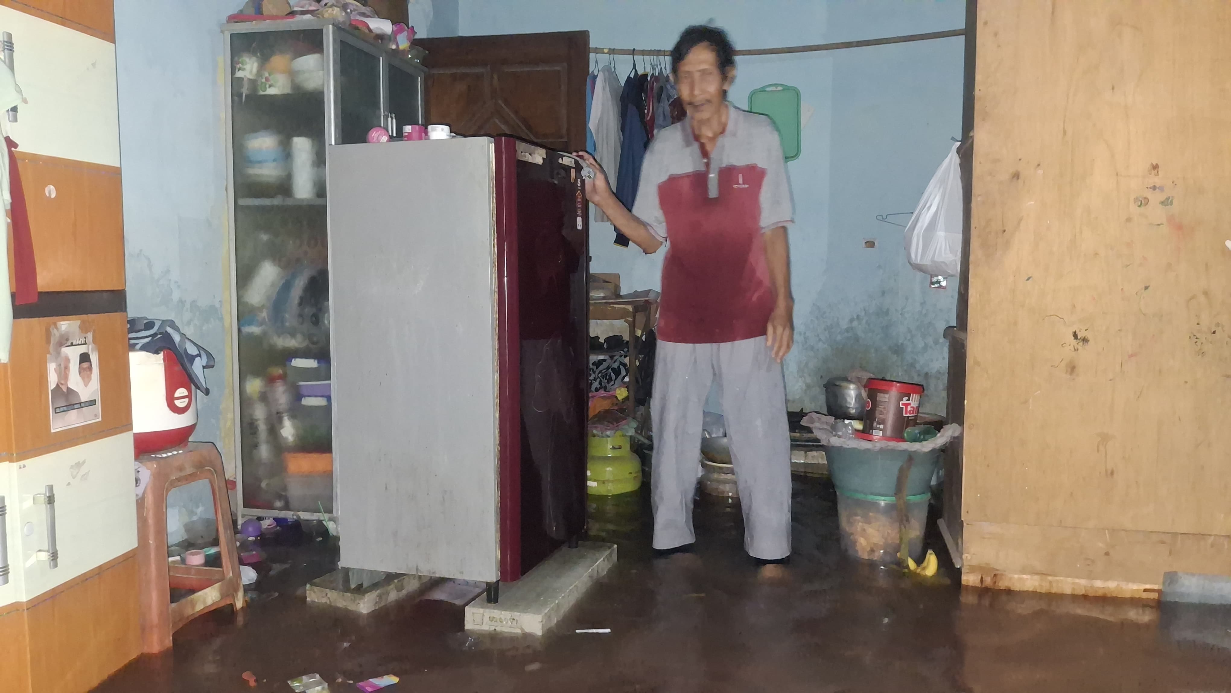 Rumah warga Karangrejo Ngasem Kediri kebanjiran.