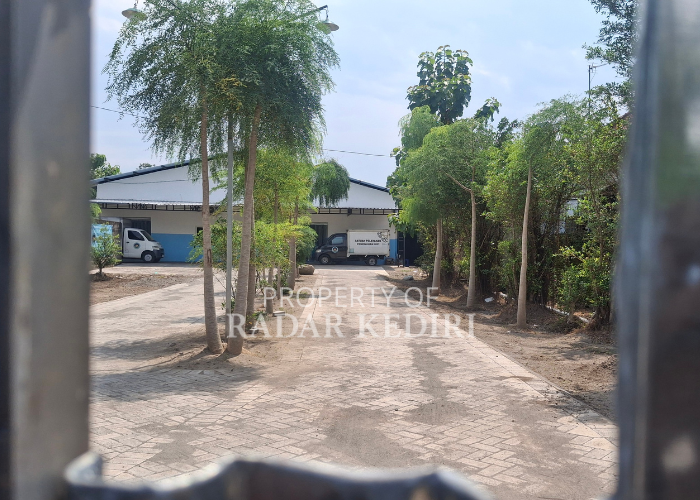 TERKUNCI: SPPG Gampengrejo Ngebrak yang berhenti beroperasi sejak Senin (15/12) menutup rapat dapur mereka. Dua unit mobil pengantar makanan juga terparkir rapi di depan.  &nbsp;