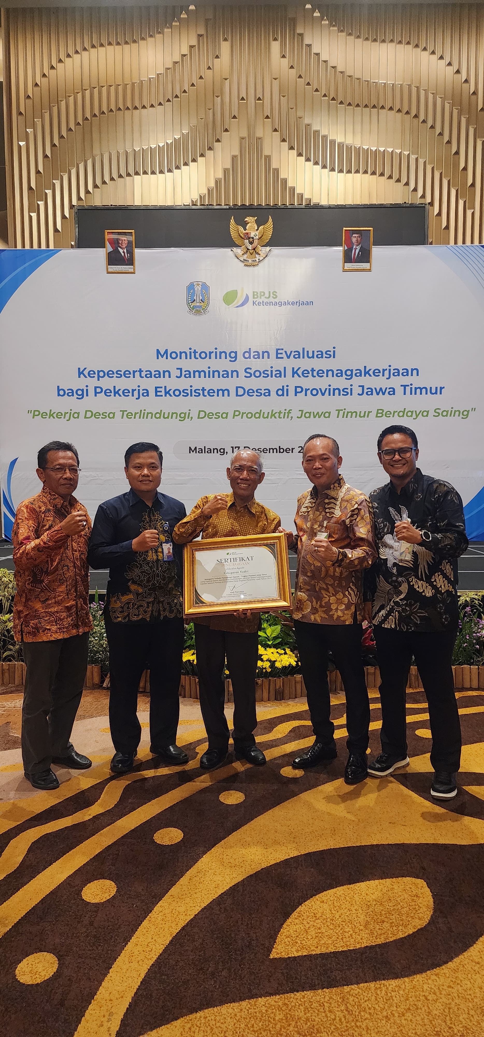 APRESIASI: BPJS Ketenagakerjaan Kediri memberikan apresiasi atas capaian Pemkab Kediri yang berhasil meraih 5 terbaik pemda se-Jatim.