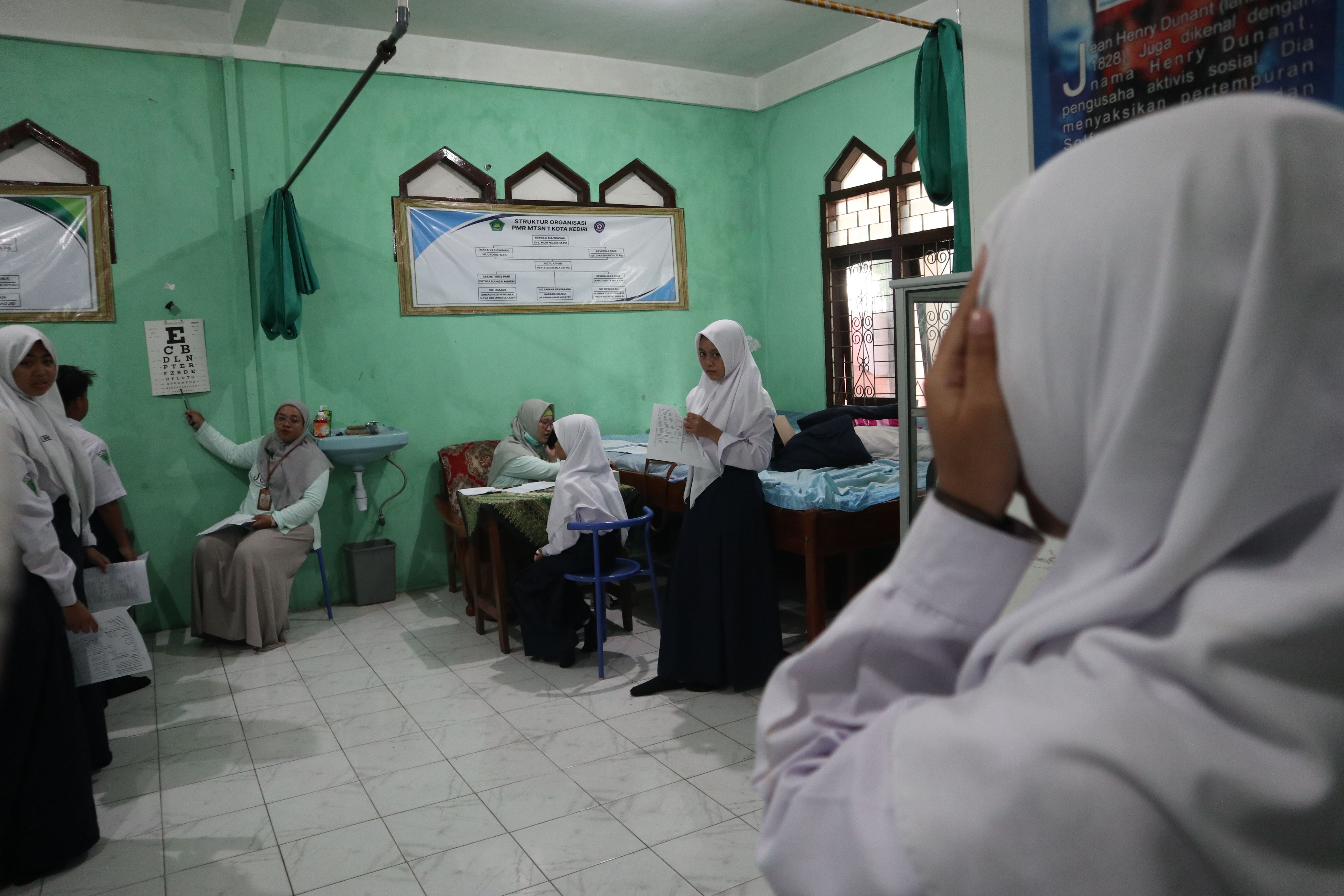 SKRINING: Siswa MTsN 1 Kota Kediri mengikuti CKG (4/8). Sampai pertengahan Desember ini total ada 121.859 orang yang sudah diperiksa kesehatannya.