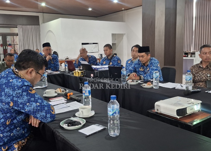 BAHAS UMK: Musyawarah dewan pengupahan Kabupaten Kediri.