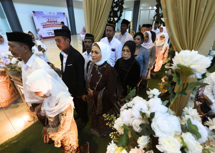Pasangan pengantin di Kabupaten Kediri menjalani prosesi ngunduh mantu.