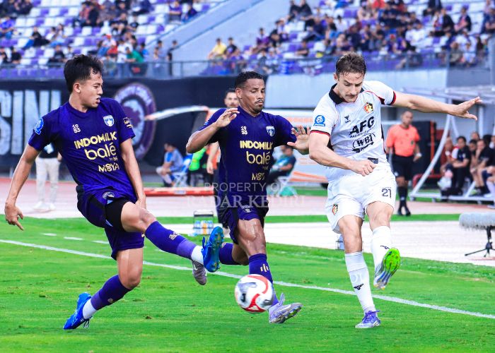 Persik Kediri vs Persita Tangerang.