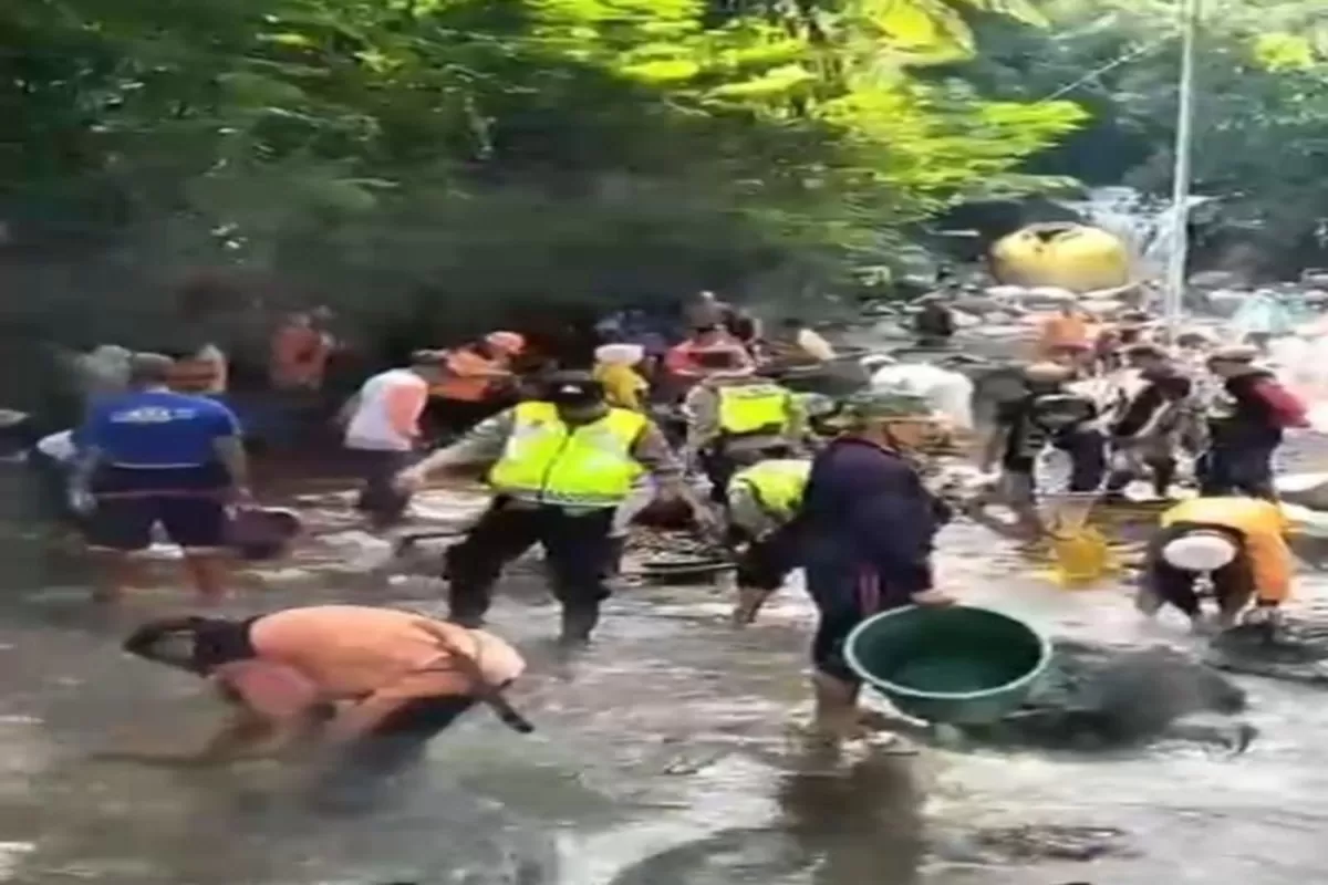 Pemerintah Kabupaten Tegal, Jawa Tengah, menutup sementara aktivitas bagi pengunjung di pemandian air panas Pancuran 13 dan Pancuran 5 kawasan objek wisata Guci.