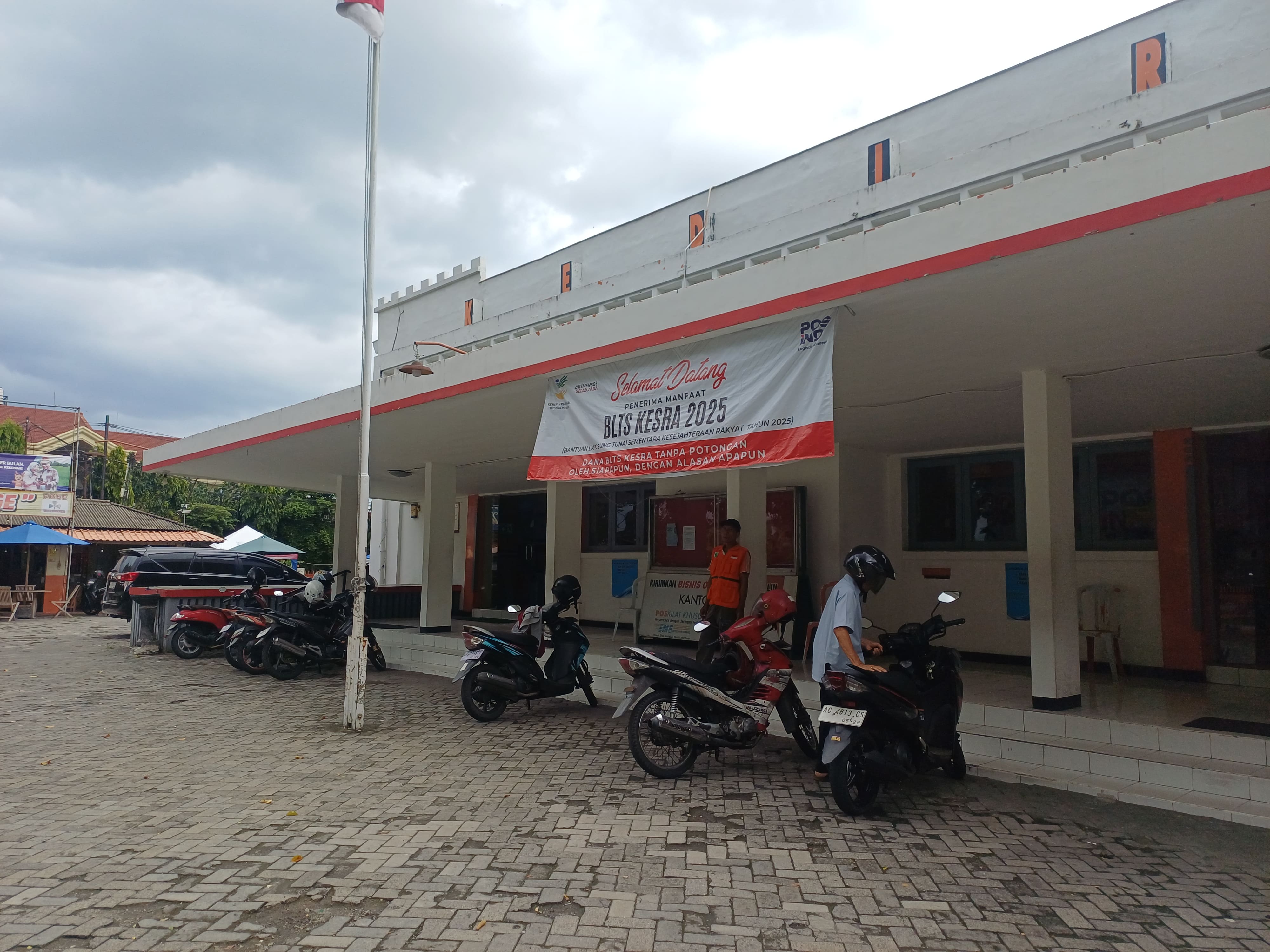 BUKA PELAYANAN: Kantor Pos Kediri tetap membuka pelayanan selama libur panjang Nataru. Temasuk untuk pembayaran BLTS Kesra Tahap 3.