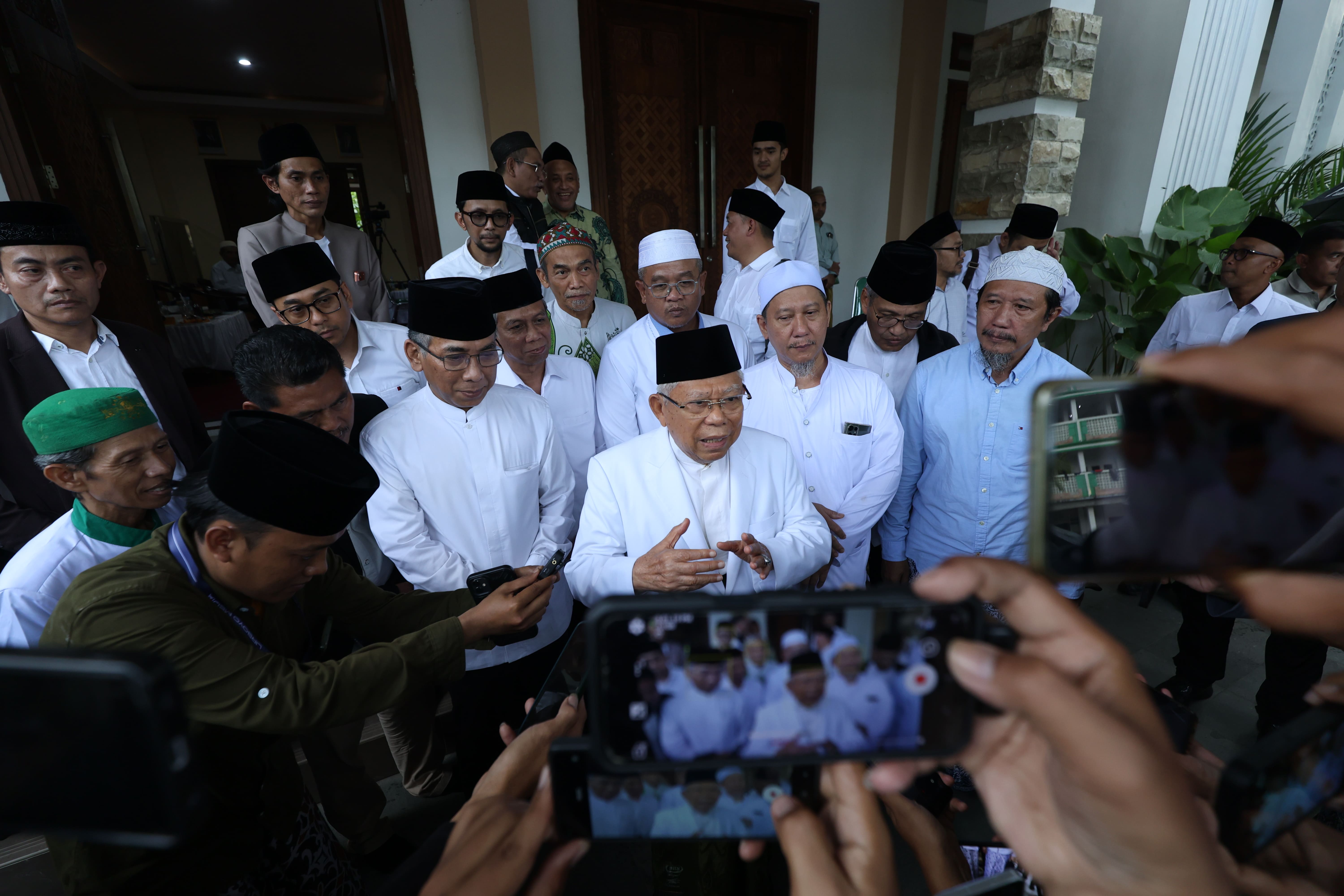 ISLAH: Ketua PBNU Yahya Cholil Staquf dan Mustasyar PBNU Kiai Ma&rsquo;ruf Amin memberi keterangan kepada wartawan didampingi sejumlah kiai usai rapat yang juga dihadiri jajaran Rais Aam PBNU.