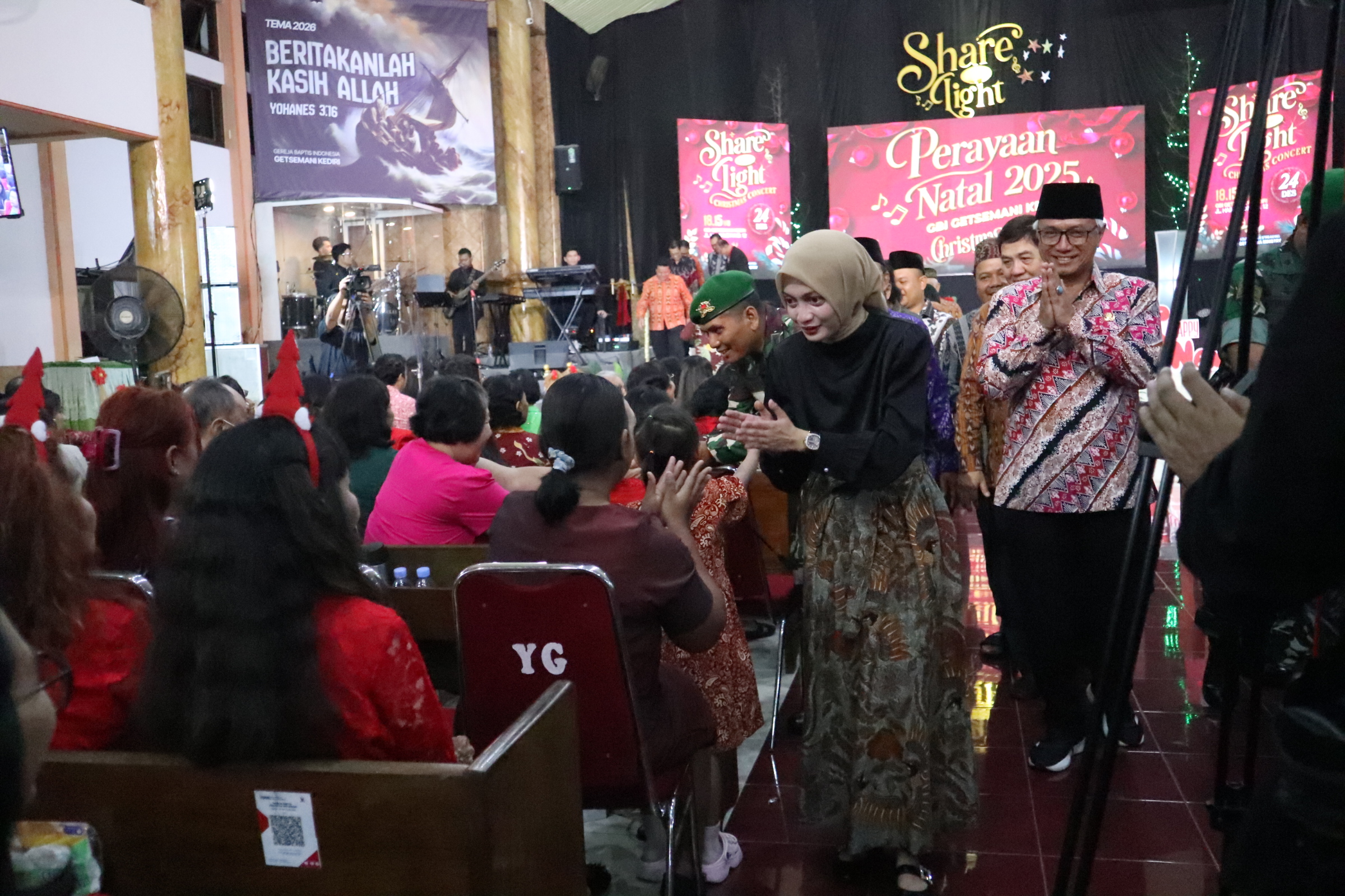 PESAN TOLERANSI: Wali Kota Kediri Vinanda Prameswati dan Wakil Wali Kota Qowimuddin menyapa umat Nasrani saat Misa Natal di Gereja Baptis Indonesia Getsemani, Rabu (24/12).