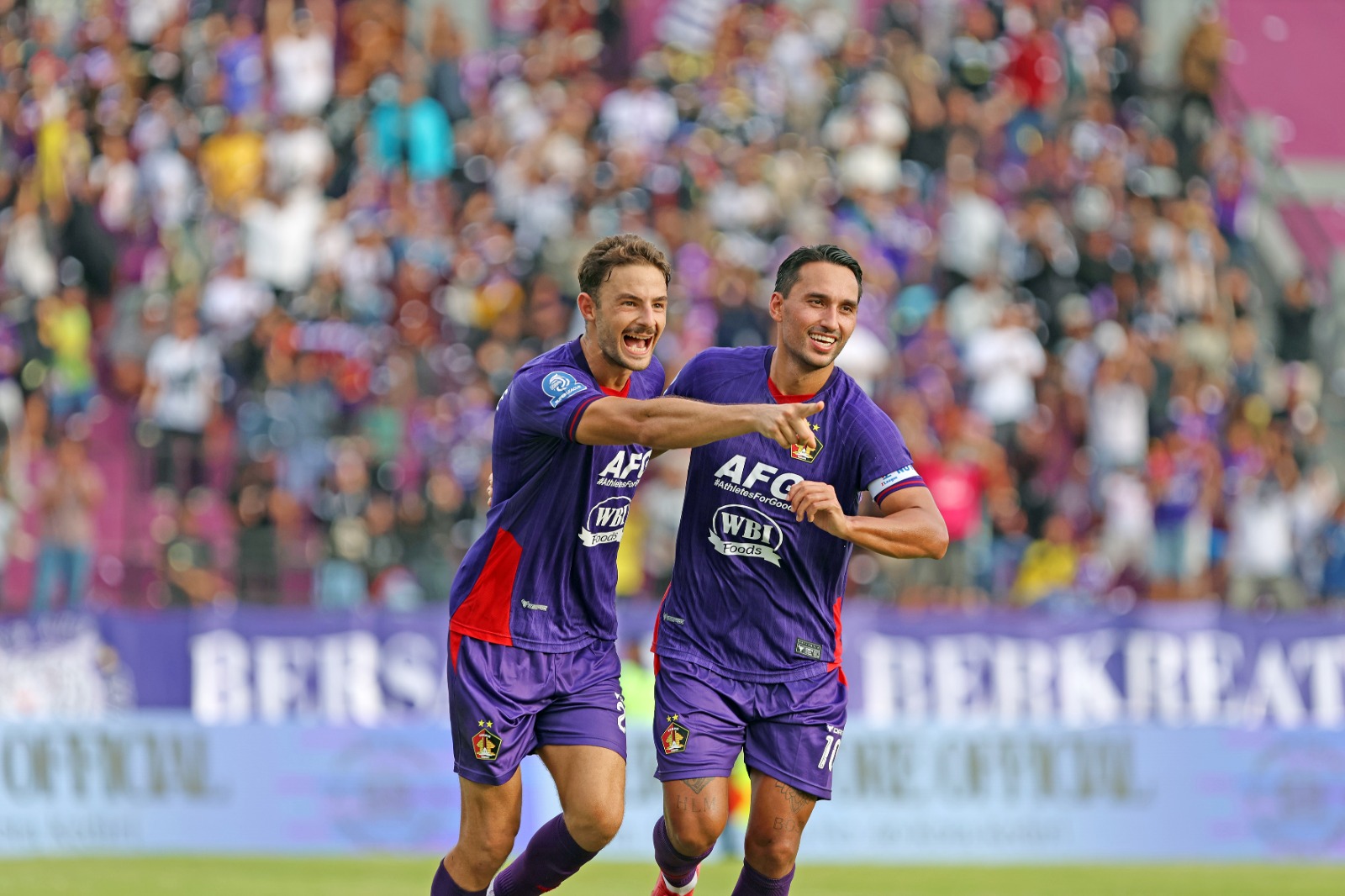 SELEBRASI: Jose Enrique dan Ezra merayakan gol ke kandang Persis Solo. `