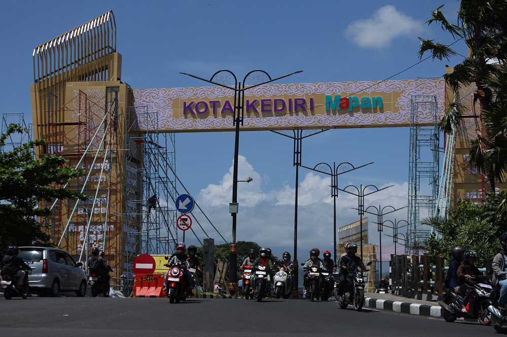 Pengguna jalan melintas di Jembatan Brawijaya yang selesai direhabilitasi. Hingga Senin (29/12) tersisa pekerjaan pembersihan di area proyek.
