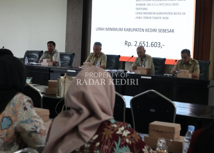 Disnaker Kabupaten Kediri bersama Wasnaker lakukan sosialisasi besaran UMK 2026 ke perusahaan (Foto: Asad MS)
