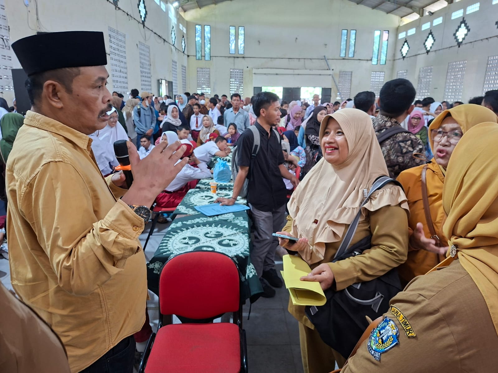 TURUN LANGSUNG: Kepala Cabdindik Adi Prayitno ikut memantau pencairan bantuan pendidikan.