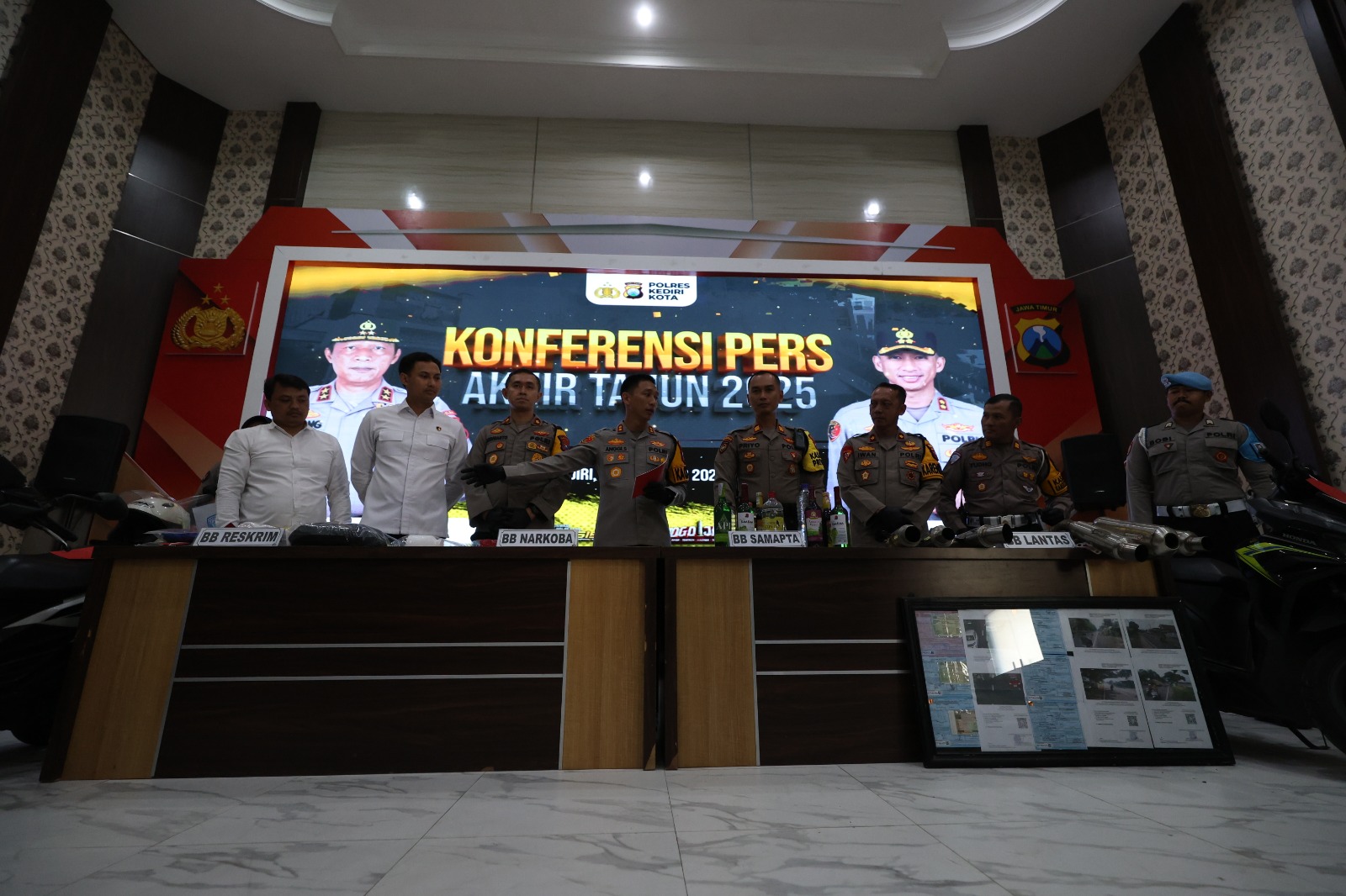 Kapolres Kediri Kota bersama PJU menunjukkan barang bukti.