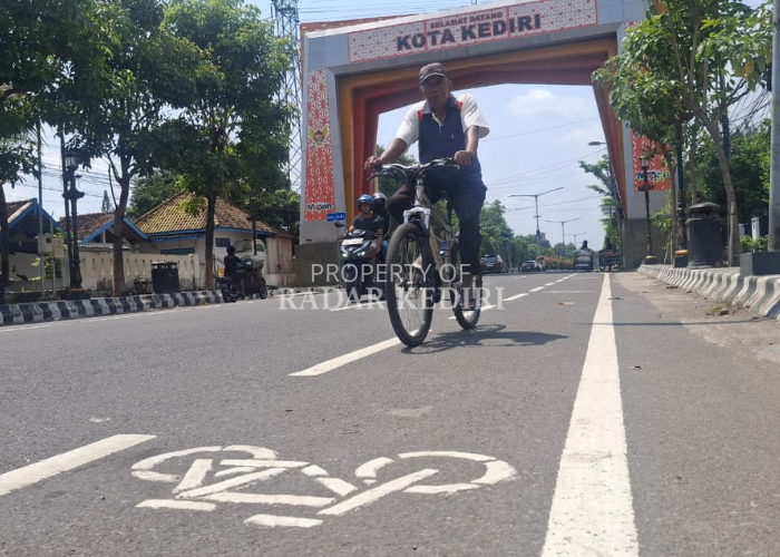 Area Jl Soekarno Hatta yang dibuatkan jalur pesepeda. (Foto: Asad MS)
