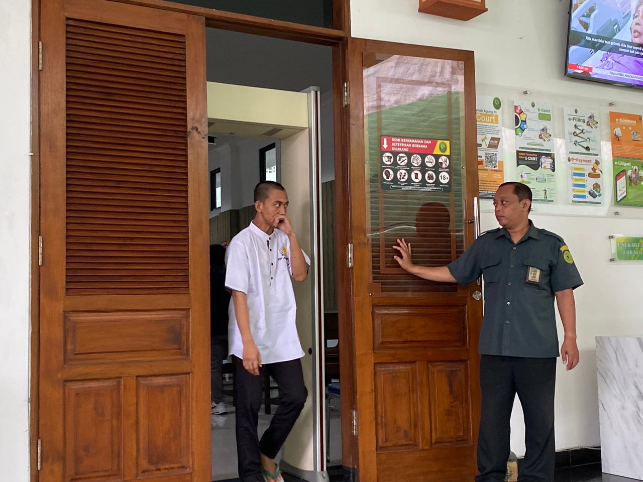 Terdakwa keluar ruang sidang.