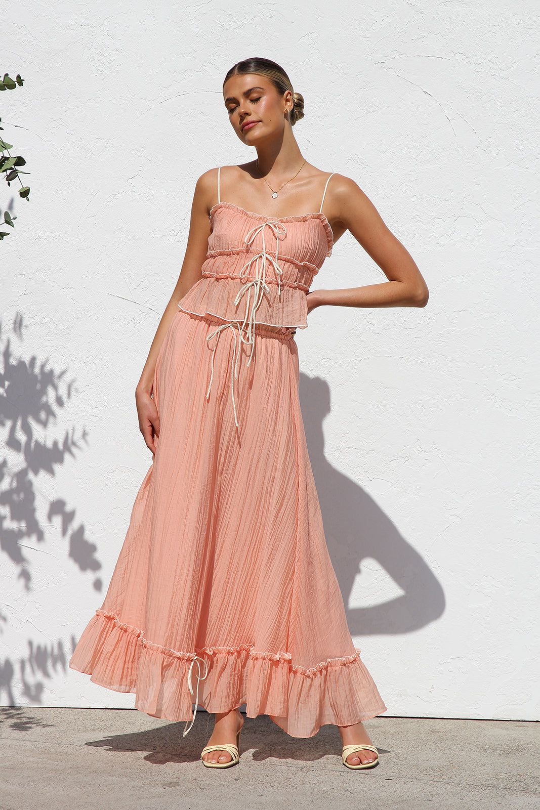 Outfit Warna Pantone Peach Dust (Sumber : Pinterest)