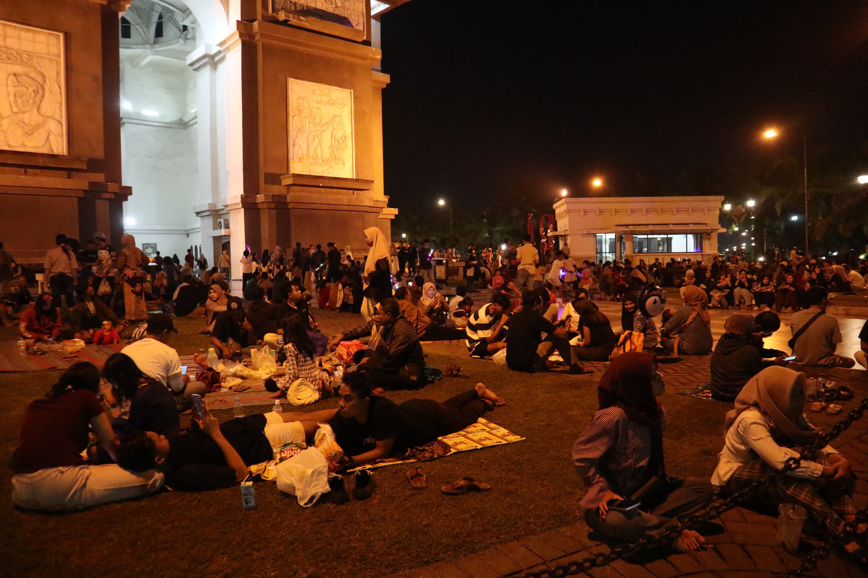 Warga memadati monumen SLG Kediri.