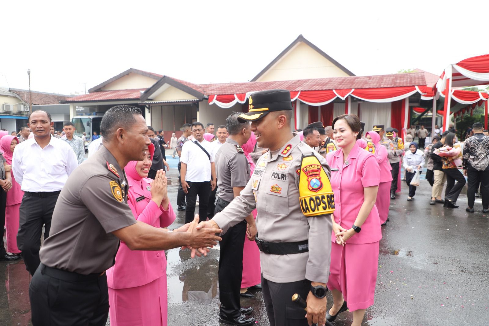 Kapolres Kediri  AKBP Bramastyo Priaji lakukan penyiraman kembang pada personel yang naik pangkat