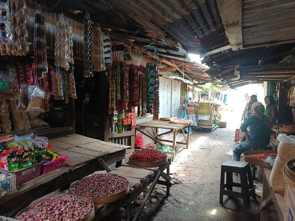 Atap los di Pasar Bawang yang terbuat dari seng didapati banyak yang bocor hingga menimbulkan genangan saat diguyur hujan.