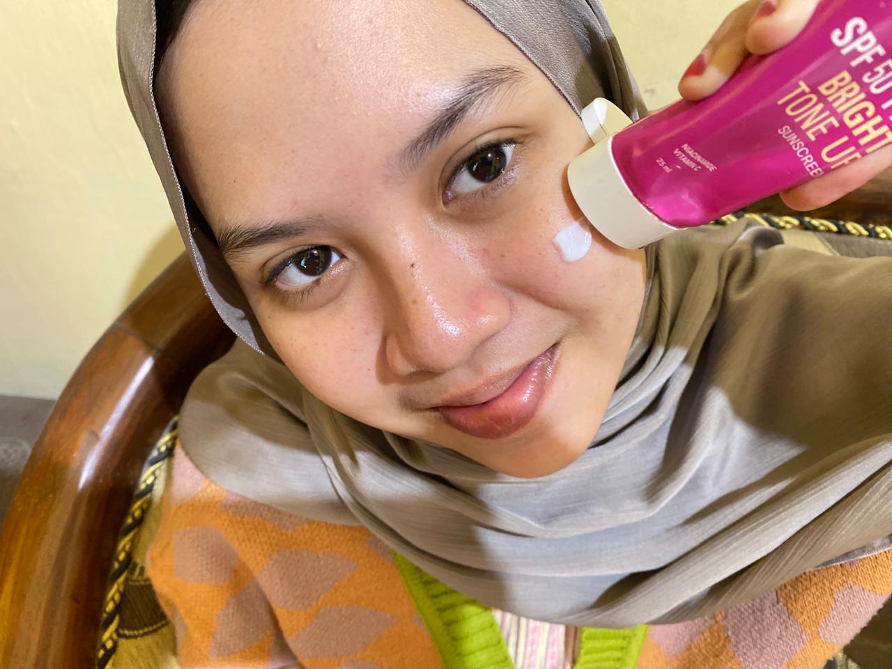 Ilustrasi penggunaan sunscreen.