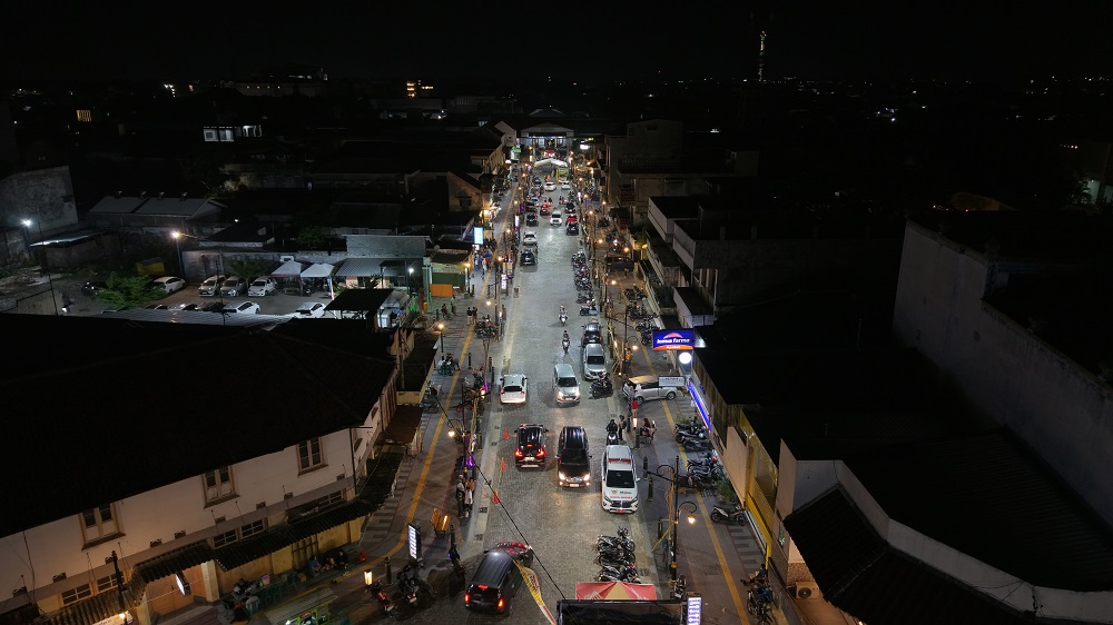 Jalan Stasiun yang baru saja direvitalisasi menjadi berkonsep kolonial difoto dari udara. Mulai 5 Januari, dinas perhubungan menerapkan satu arah di jalan tersebut.