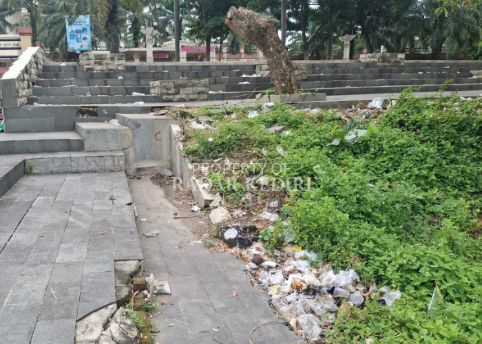 Sampah yang berserakan di area SLG sampai menggunung dan sebabkan bau (Foto Asad MS)