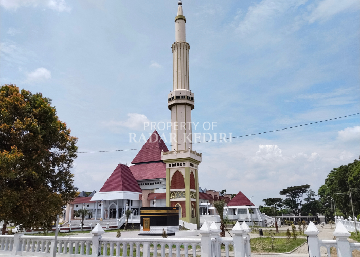 JADI DAYA TARIK: Jemaah menyempatkan mampir ke miniatur Kakbah di Masjid An-Nur Pare setelah beribadah di sana. (Foto: Asad M.S)  &nbsp;