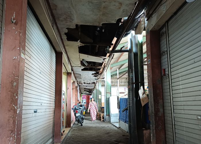 Kondisi Pasar Pahing Kota Kediri yang atapnya rusak.