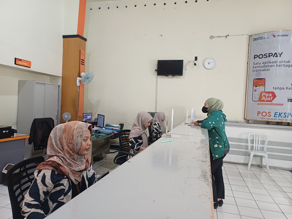 Petugas Kantor Pos Kediri yang biasanya melayani ribuan pengambil bansos, kemarin (2/1) hanya didatangi beberapa warga yang mencairkan pensiun.