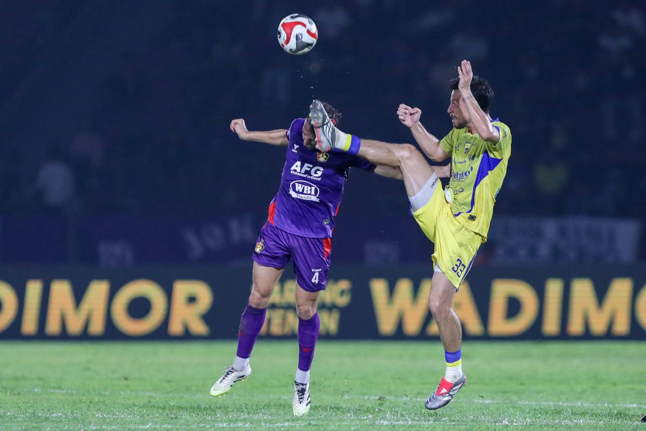 Thom Haye berduel Imanol Garcia saat laga Persik Kediri vs Persib Bandung.