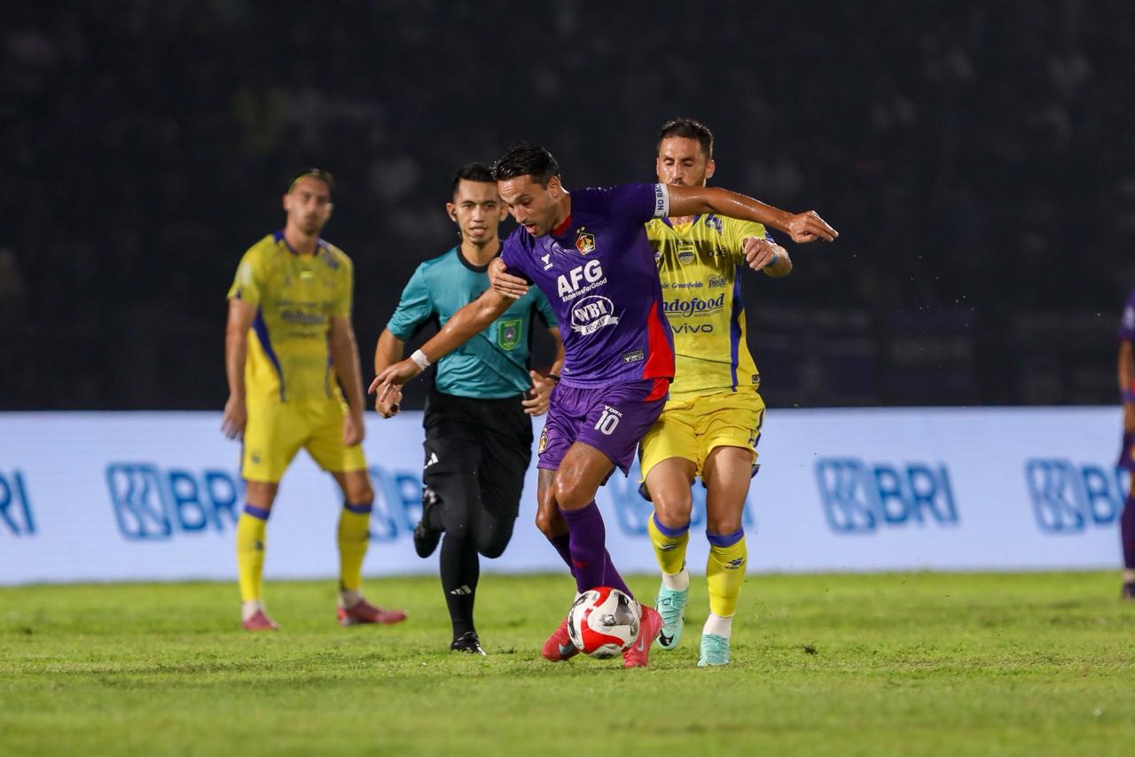 Persik Kediri versus Persib Bandung.